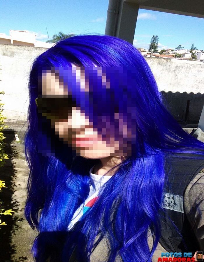novinha cabelos azuis